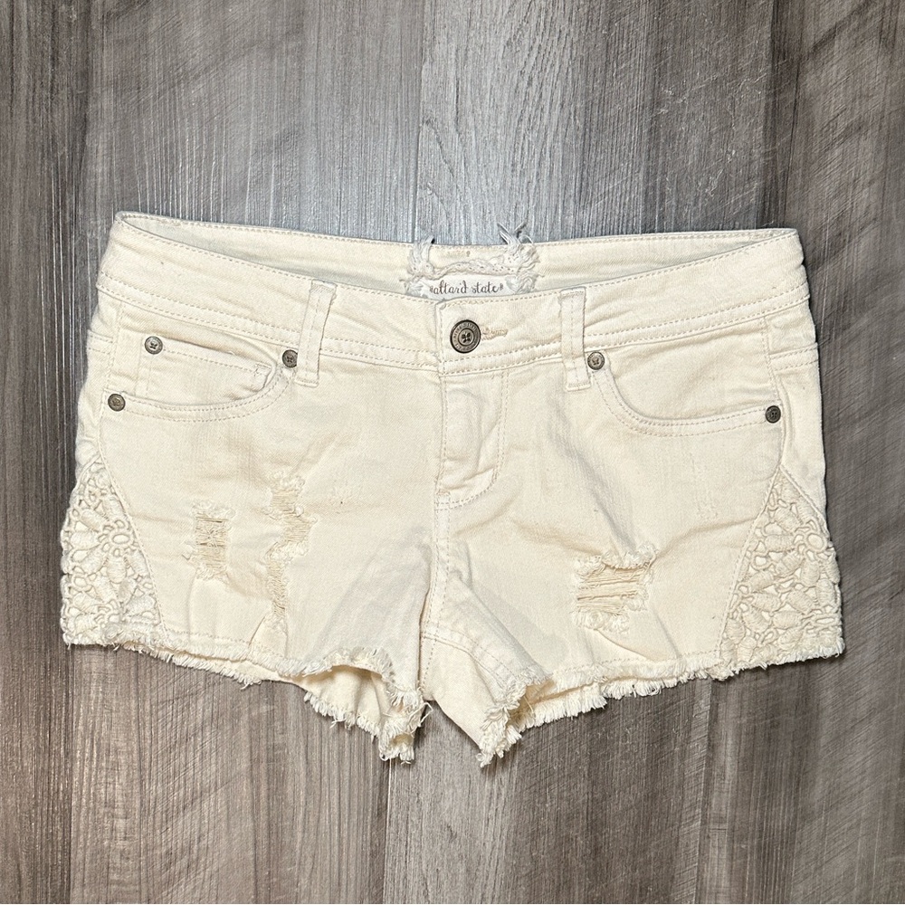 Altar’d State Distressed Lace Trim White Smoke Denim Shorts - 24/0
